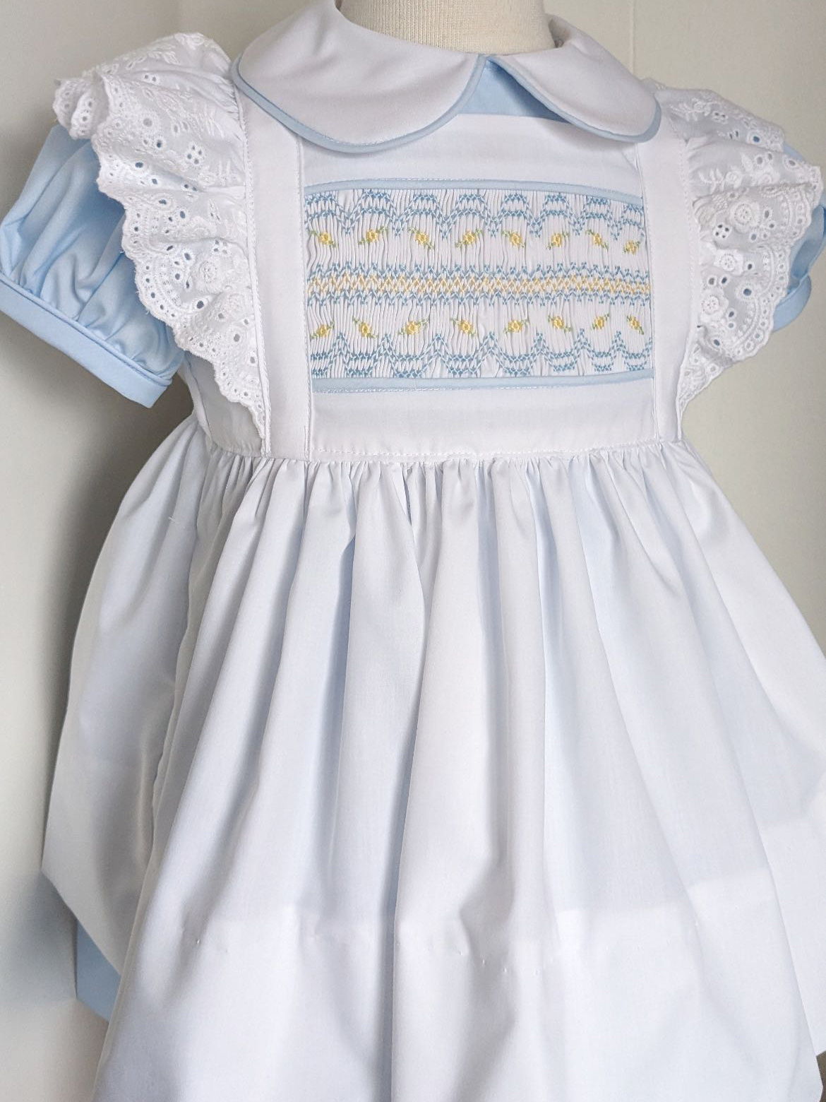 Baby Clothing Dresser - Robe smockée blanche pour bébé fille