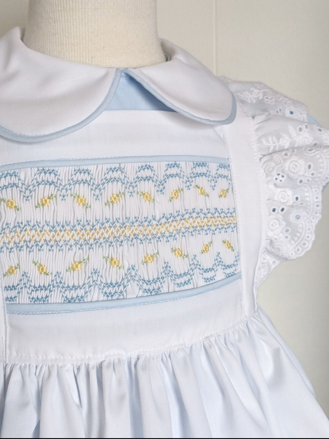 Robe smockée blanche pour bébé - Baby Clothing Dresser avis et prix