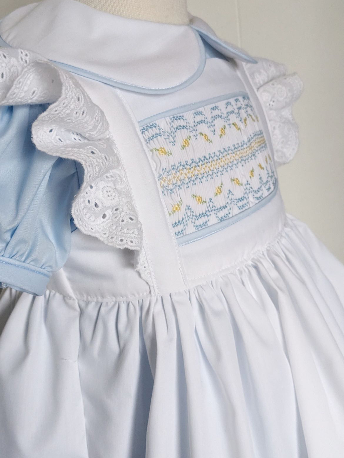 Robe smockée blanche pour bébé - Baby Clothing Dresser avis et prix
