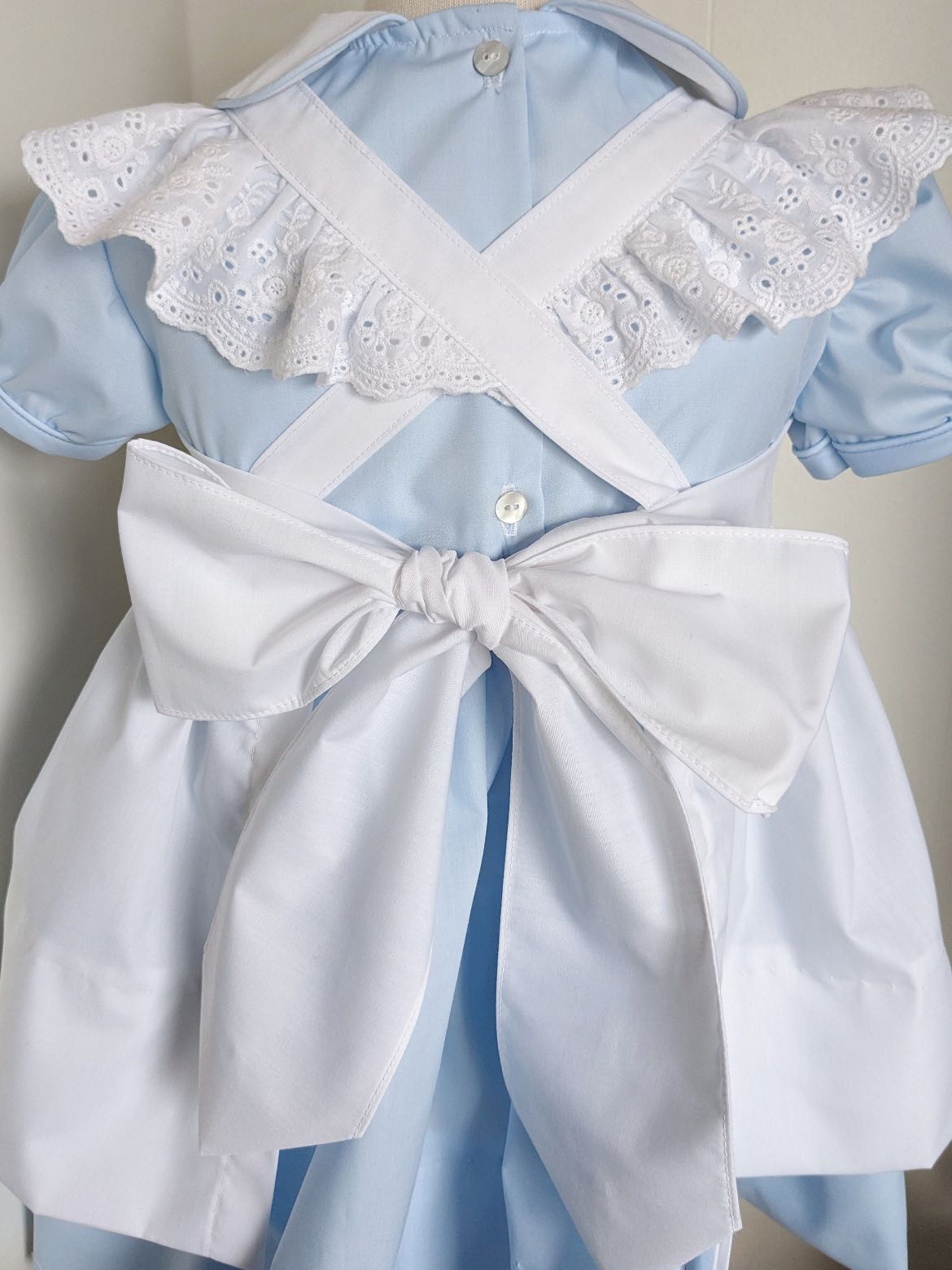 Robe smockée blanche pour bébé - Baby Clothing Dresser avis et prix